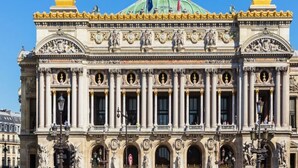 Un imposant bâtiment à l’architecture classique, caractérisé par des colonnes, des statues et un dôme remarquable.