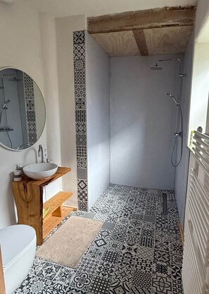 Dusche, Haartrockner, Handtücher, Seife