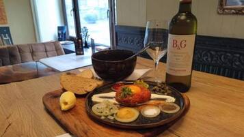 Classic Apartment, 1 Bedroom | Dining