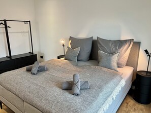 Tabla de planchar con plancha, wifi gratis y ropa de cama 