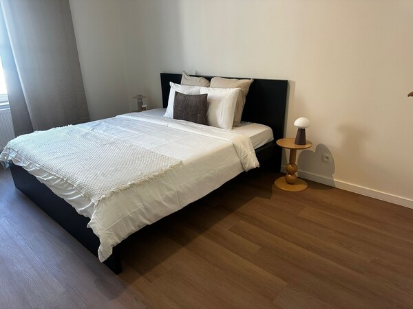 Stylish 2br With 1lr Near To City Center - Gent