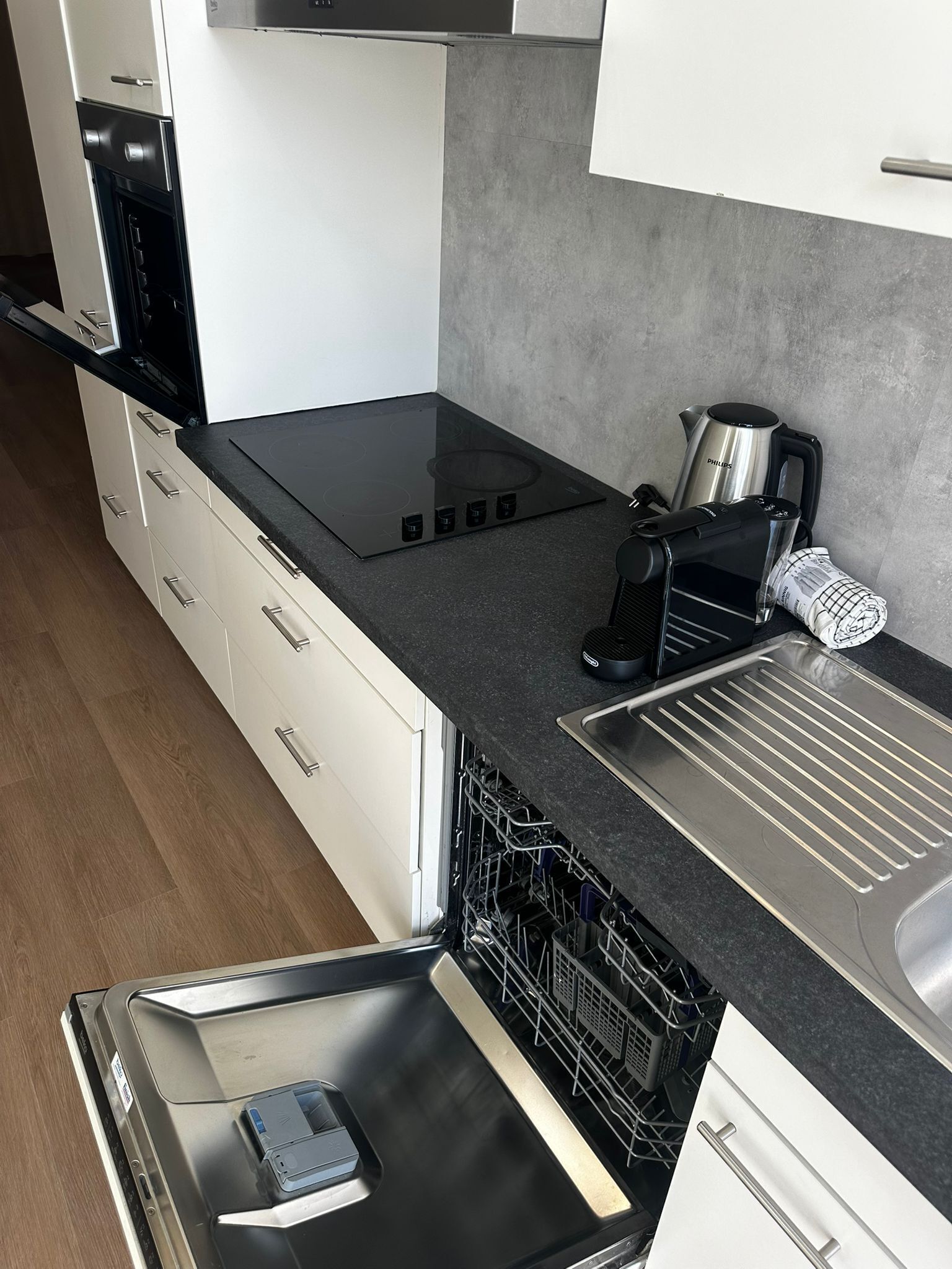 Eenvoudig appartement | Privékeuken | Een koelkast, een microgolfoven, een oven, een kookplaat