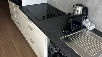 Eenvoudig appartement | Privékeuken | Een koelkast, een microgolfoven, een oven, een kookplaat