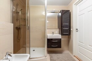 Bathroom - Vaulen Beach Apartment, Private Entrance and Parking (Rogaland)