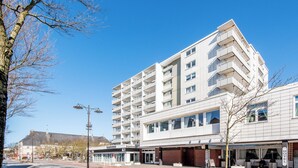 A modern hotel with multiple floors, a flat facade, and a ground-level restaurant. - Hanseatenhaus Sea Nest 43 - Westerland (Westerland)