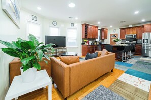 Interior - Spacious & Cozy 4BR Boston Apt with view / Family Gathering - 90/2 (Boston)