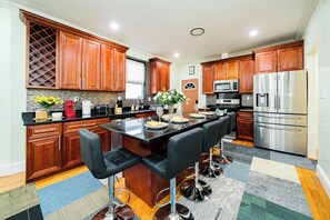 Private kitchen - Spacious & Cozy 4BR Boston Apt with view / Family Gathering - 90/2 (Boston)