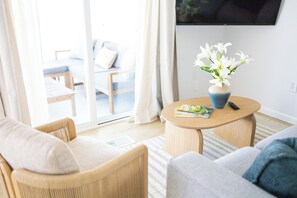 Smart TV, fireplace, offices - Ocean Beach Compound, Walk to Beach, Sleeps 19 (San Diego)