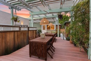 Outdoor dining - Ocean Beach Compound, Walk to Beach, Sleeps 19 (San Diego)