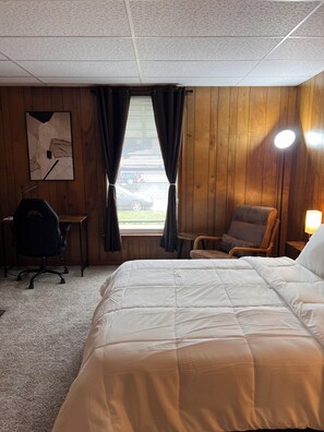 Room - Cozy 1BR Retreat in Findlay Quiet, Clean & Comfortable (Findlay)