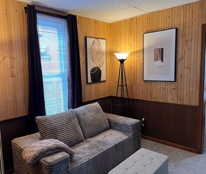 Living area - Cozy 1BR Retreat in Findlay Quiet, Clean & Comfortable (Findlay)