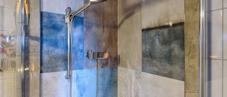 Haartrockner, Handtücher, Seife, Toilettenpapier