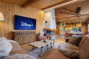 Living area - Alpine Loft · 2 Bath · Family Retreat · Balcony · Parking · PS5/ Netflix/wifi (Frutigen)
