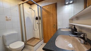 Shower, hair dryer, towels, soap - Alpine Loft · 2 Bath · Family Retreat · Balcony · Parking · PS5/ Netflix/wifi (Frutigen)
