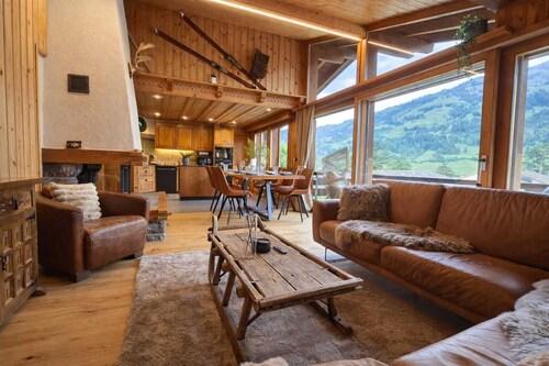 Alpine Loft · 2 Bath · Family Retreat · Balcony · Parking · PS5/ Netflix/wifi