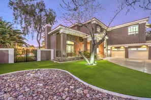 Exterior - 5000sf Renovated Luxury Villa near Summerlin (Las Vegas)