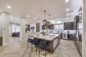 Private kitchen - 5000sf Renovated Luxury Villa near Summerlin (Las Vegas)