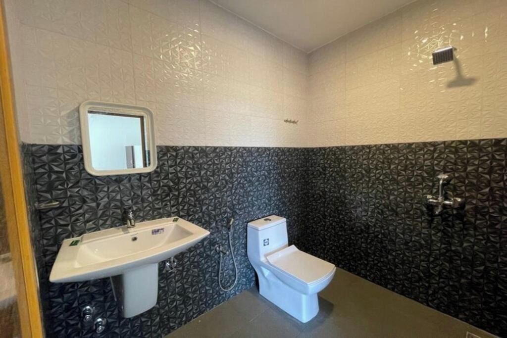 Superior Triple Room, Air conditioning | Bathroom