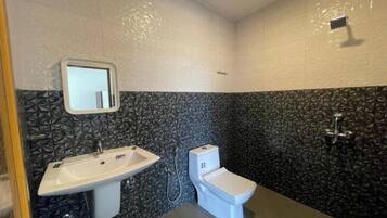 Superior Triple Room, Air conditioning | Bathroom