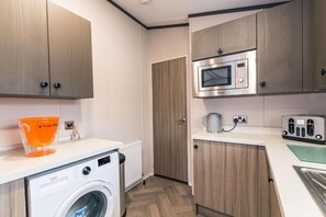 Private kitchen - Bushmills Lodge with Hot tub (york)