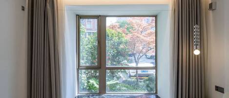 Senior Apartment | Free WiFi, bed sheets