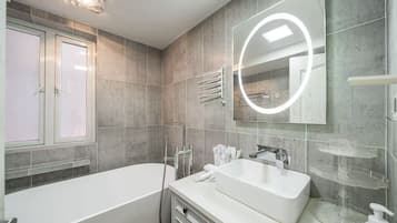 Secador de pelo, toallas, shampoo, papel higiénico