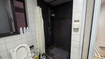 Senior Apartment, 4 Bedrooms | Bathroom