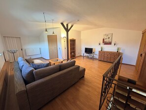 Fernseher, DVD-Player, Stereoanlage