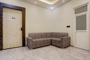 House | Living room - Deluxehotel Gaurav Inn (Faizabad)