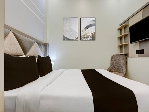 Deluxe Hotel O Maharshi Valmiki