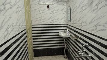 Deluxe Double or Twin Room, Balcony, Mountain View | Bathroom