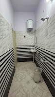 Deluxe Double or Twin Room, Balcony, Mountain View | Bathroom