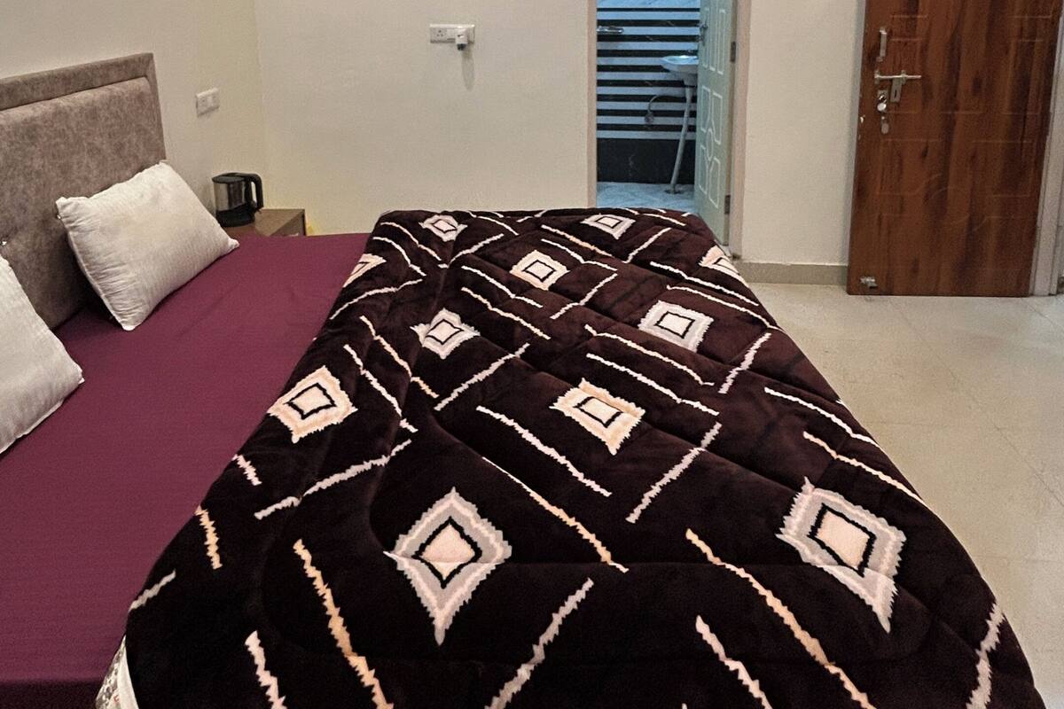 Une chambre à coucher avec un lit, une porte et un ventilateur de plafond.