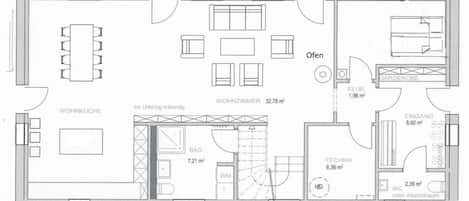 Ein Hotelgrundriss mit Wohnzimmer, Essbereich, Küche, Bad und Schlafzimmer.
