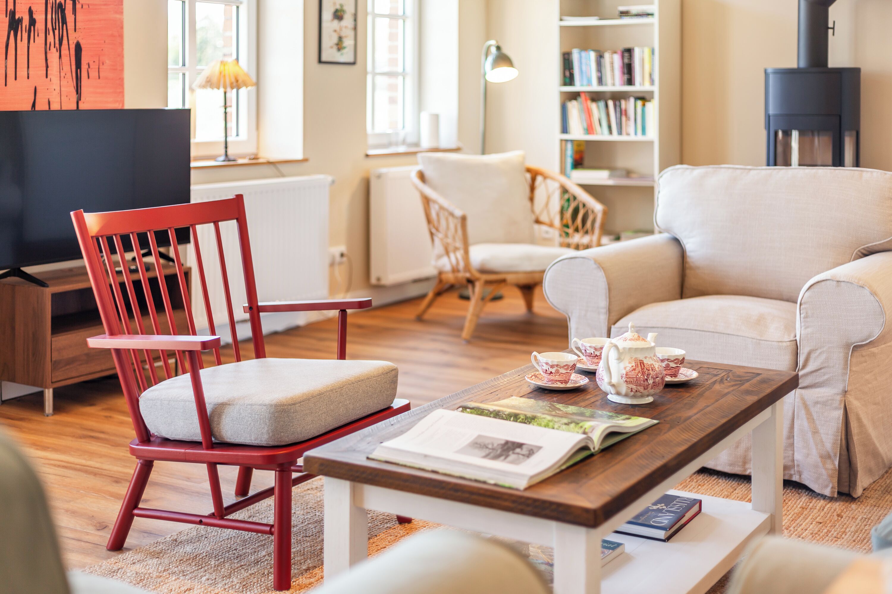 Téléviseur, foyer, livres
