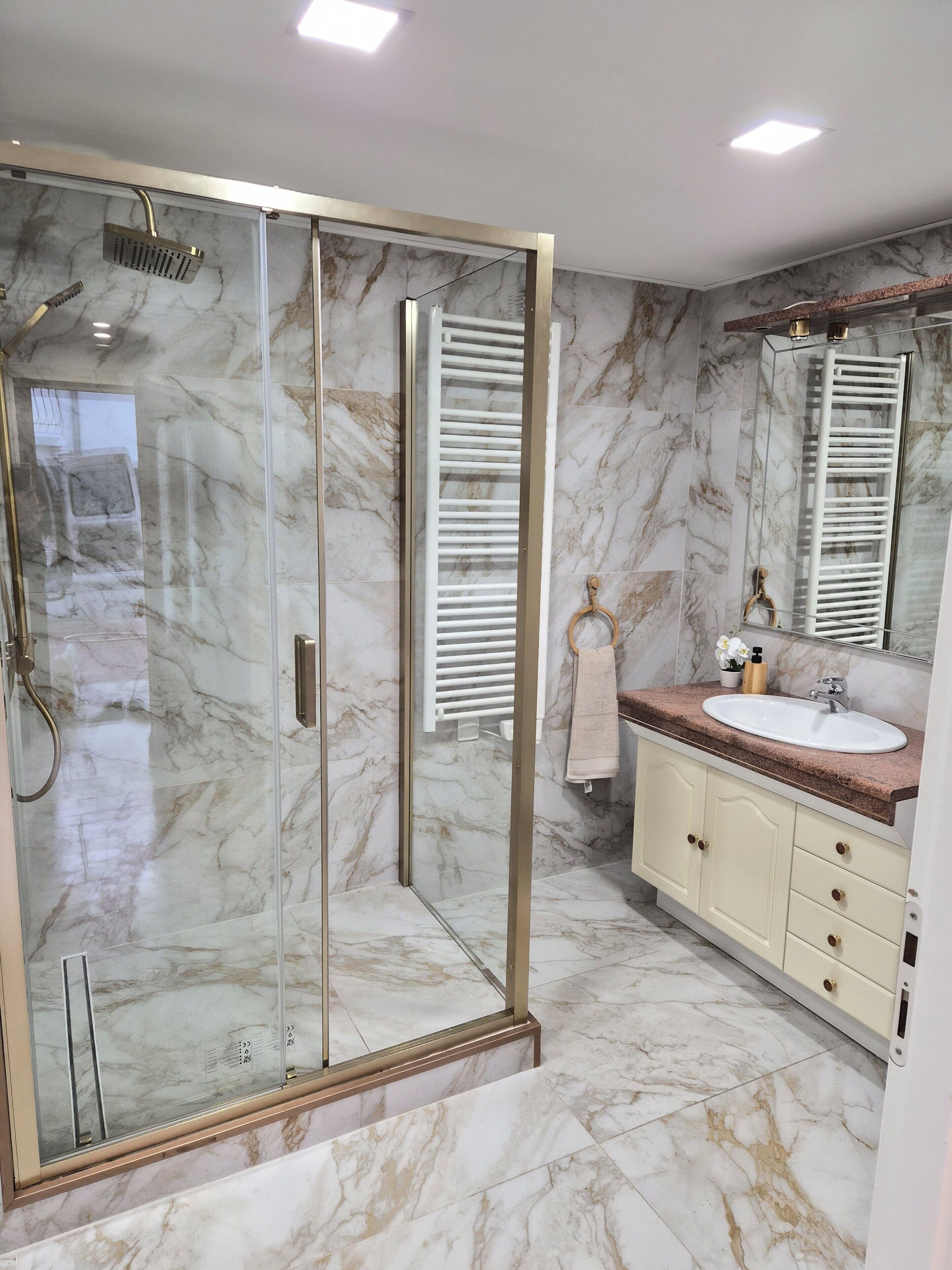 Een douche, een haardroger, zeep, shampoo