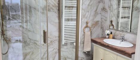 Een douche, een haardroger, zeep, shampoo