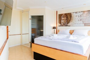 Tabla de planchar con plancha, wifi gratis y ropa de cama 