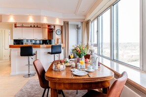 Dining - Vacation apartment "FjordLoft" on the 24th floor of the Viking Tower (Schleswig)