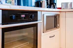 Private kitchen - Vacation apartment "FjordLoft" on the 24th floor of the Viking Tower (Schleswig)