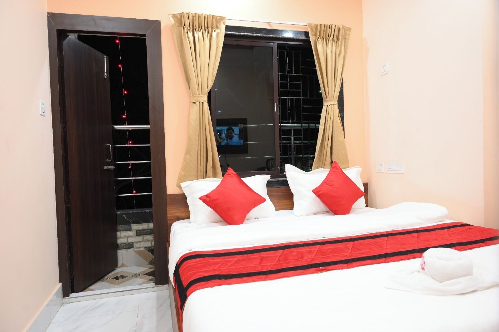 Phòng đôi tiện nghi đơn giản, ban công