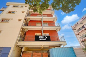 Un immeuble hôtelier à plusieurs étages, avec une enseigne indiquant qu’il propose des services aux entreprises.