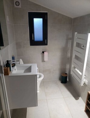 Shower, hair dryer, towels - Charming studio-cabin in quiet location near Nîmes and beaches (Bouillargues)