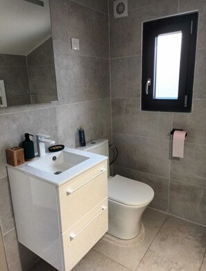 Shower, hair dryer, towels - Charming studio-cabin in quiet location near Nîmes and beaches (Bouillargues)