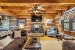 Smart TV, fireplace, DVD player - Cozy log cabin just minutes from Sugar Mountain. Warm wood interiors, a covered hot tub perfect for winter nights, and easy access to Banner Elk and Beech Mountain. A welcoming retreat for relaxing, reconnecting, and enjoying the mountains year round (Sugar Mountain)