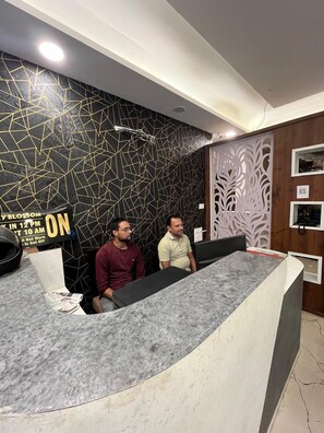 Reception hall - Hotel Cherry Blossom (Varanasi)