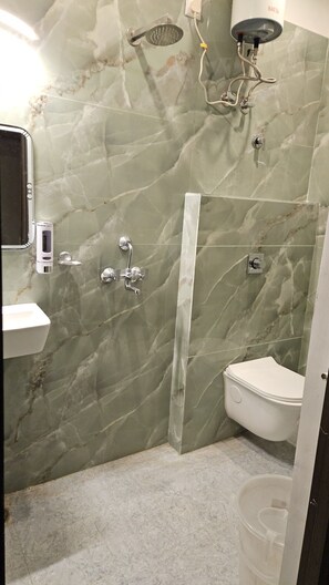 Bathroom - Hotel Cherry Blossom (Varanasi)