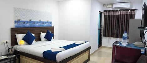 Superior Double Room, Air conditioning | Hypo-allergenic bedding, desk, soundproofing, free WiFi