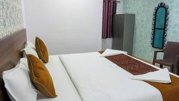 Standard Double Room, Air conditioning | Hypo-allergenic bedding, desk, soundproofing, free WiFi