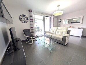 Living area - Amazing 2BR Terrace Pool Beach (Palavas-les-Flots)